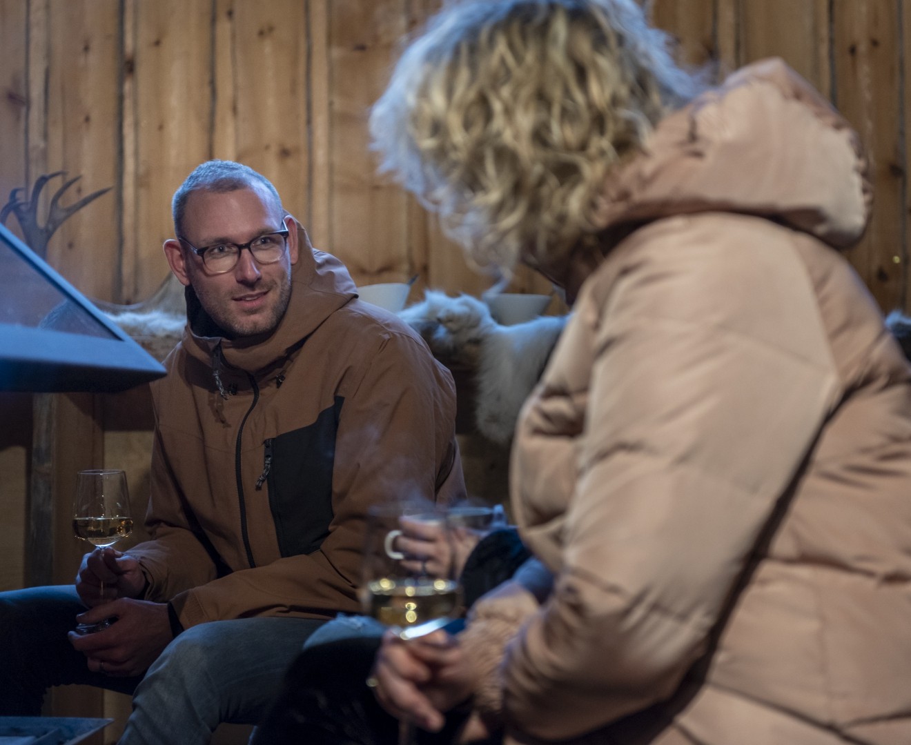 Fins Lapland deelnemers drinken wijn