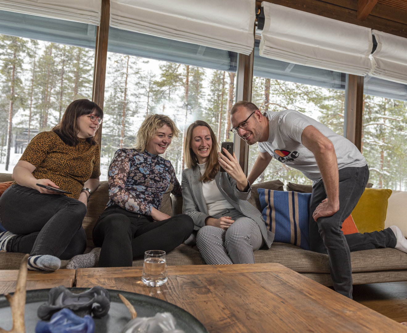 Deelnemers Fins Lapland lachen op bank